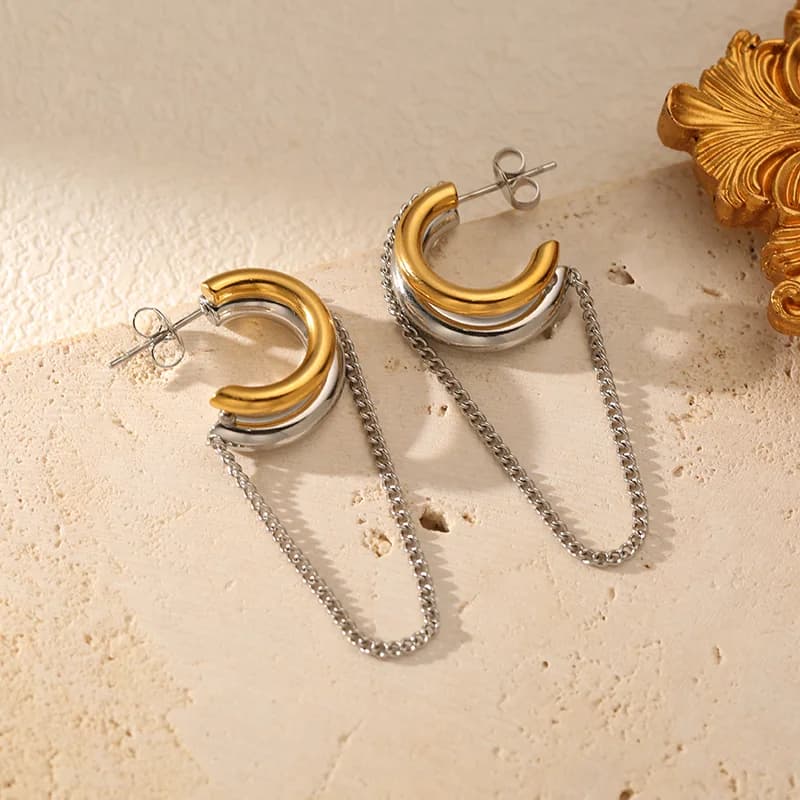 Геометричні сережки у формі C з китичками, 18K Gold